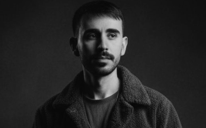 Mulher em um computador com visual retrô-futurista