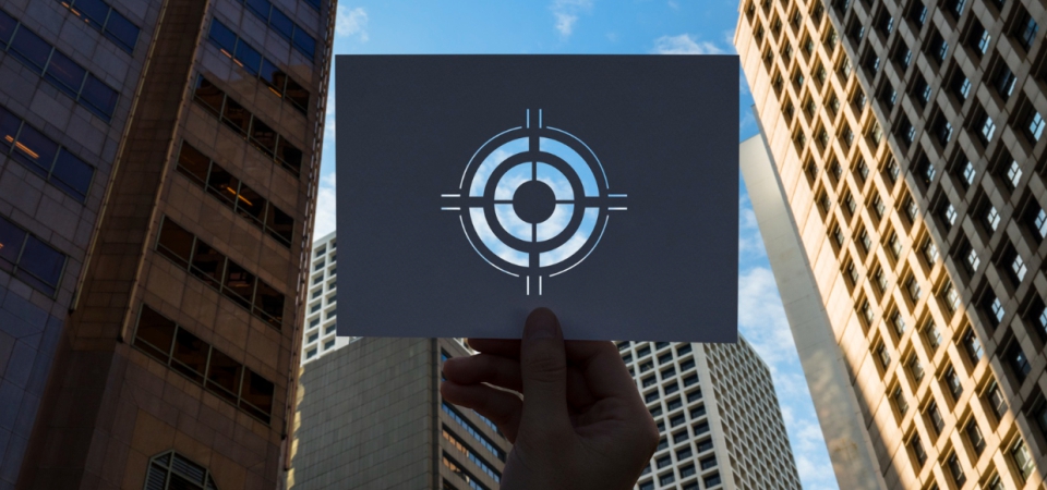 Homem com terno e fones de ouvido ouvindo um rádio antigo