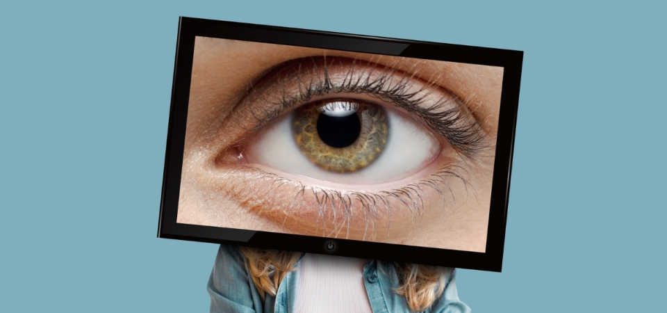 Mulher em um computador com visual retrô-futurista